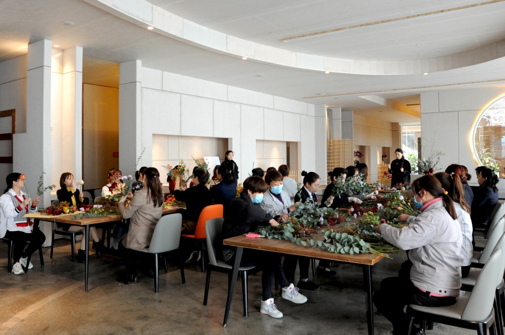 鮮花點綴節(jié)日｜洛陽開元集團“三八節(jié)插花藝術”活動