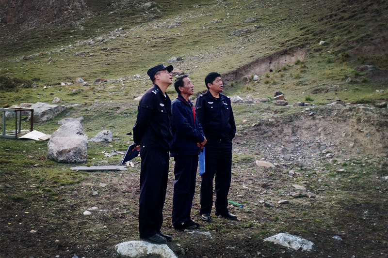 興海縣公安局治安大隊(duì)到銅鑫公司例行安全專項(xiàng)檢查